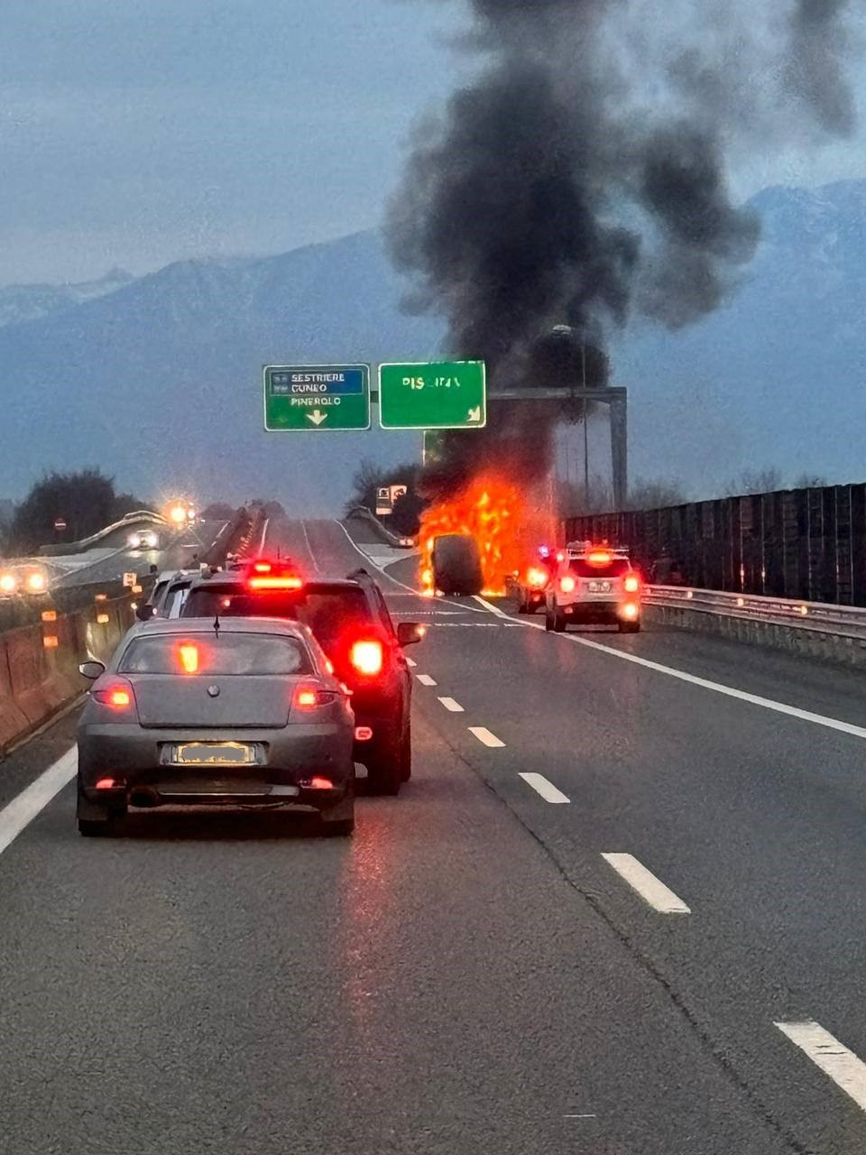 Furgone in Fiamme sull’Autostrada Torino-Pinerolo bloccata per 2 ore